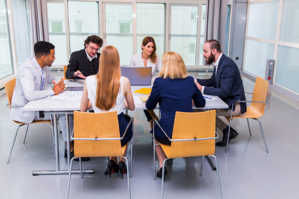 Reunión de negocios en oficina moderna